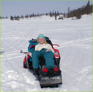 Mia lapar sol på en skoter
