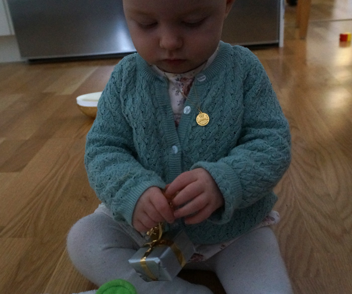 Ella öppnar sina namngivningspresenter