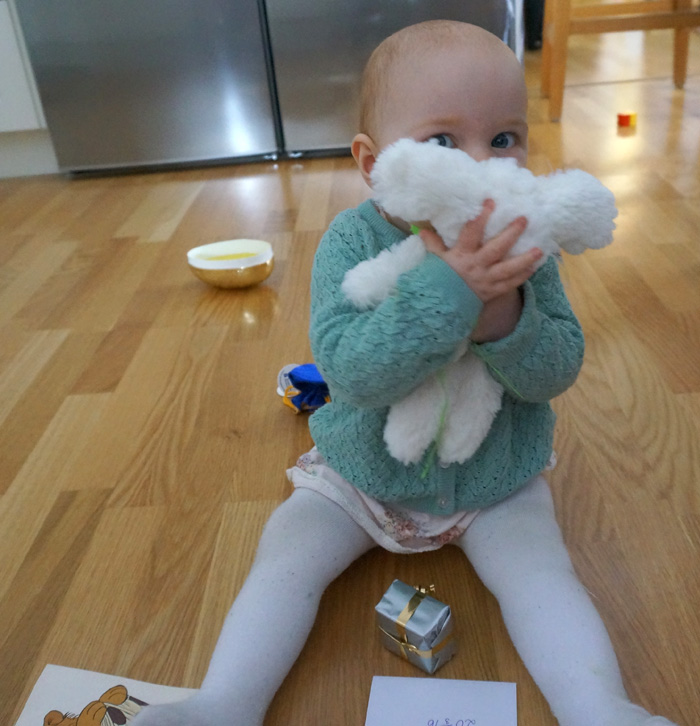 Ella myser med sin kanin