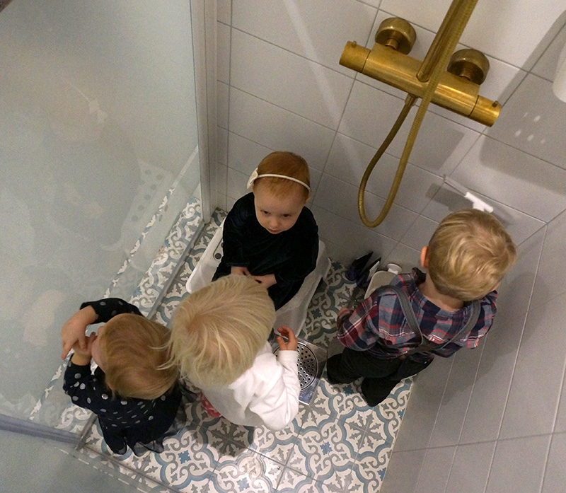 barn i duschen