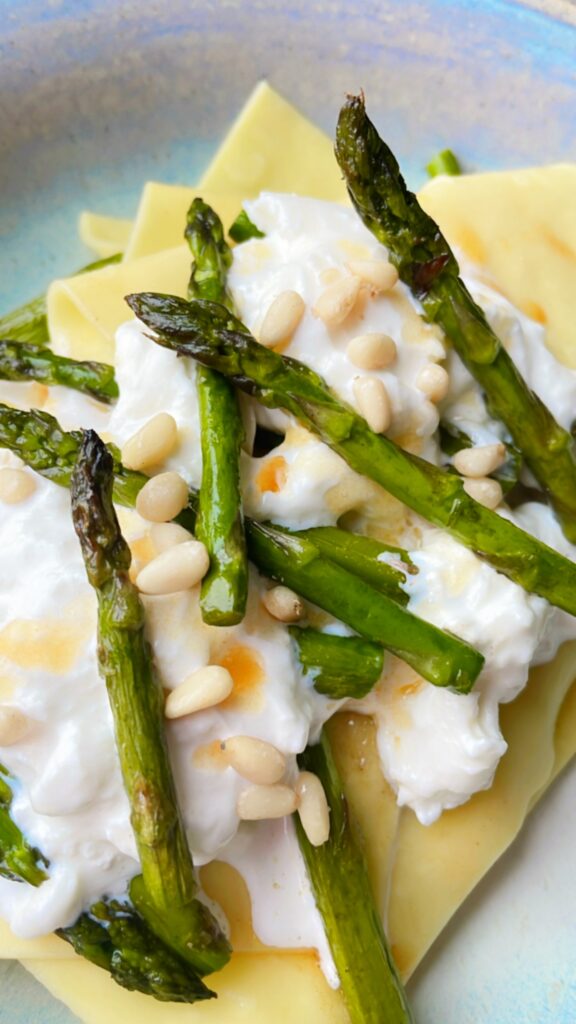 Öppen lasagne med sparris och burrata